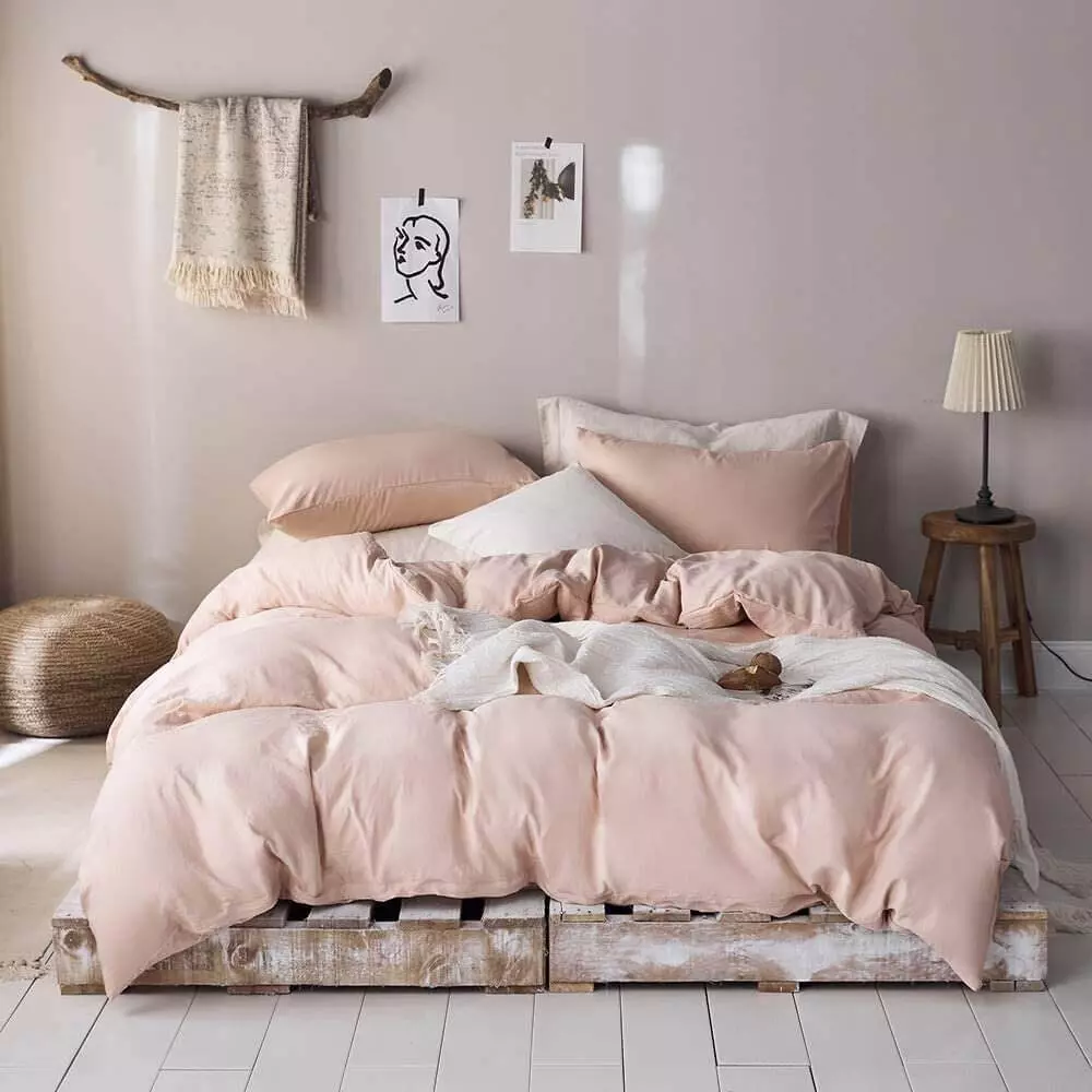 rustic-bedroom-pink-bedding