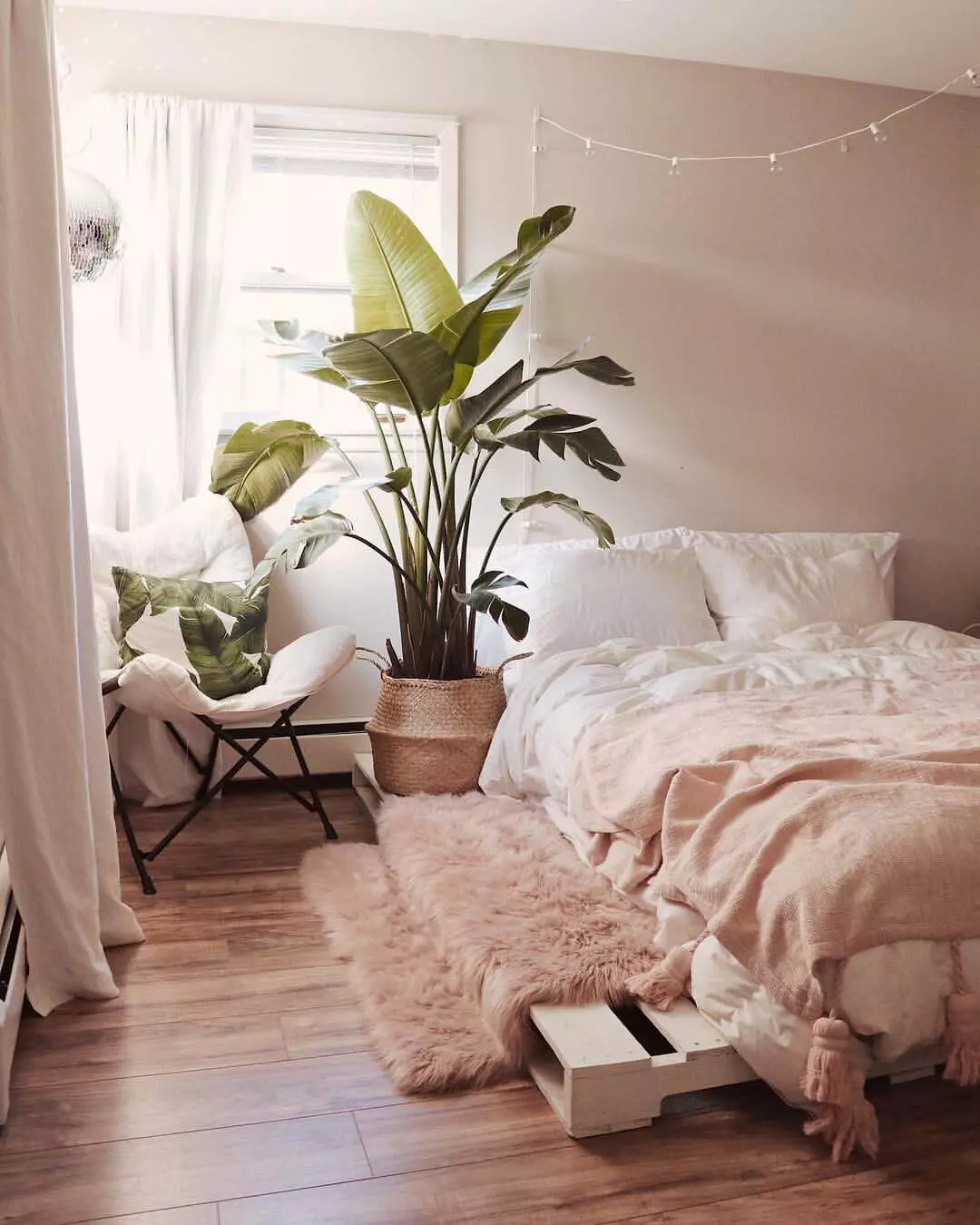 pink-textiles-bedroom-decor-nordroom