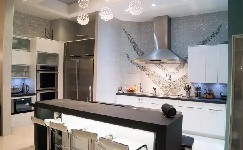 Contemporary kitchen with wrap-around peninsula and Giallo Fantasia granite counter
